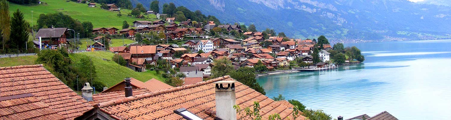 Blick auf das Chaletdorf Brienz und den gleichnamigen See.