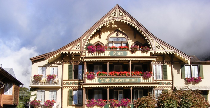 Kunstvoll mit Schnitzereien verzierte Fassade des Hotels "Post Hardermannli" in Interlaken.