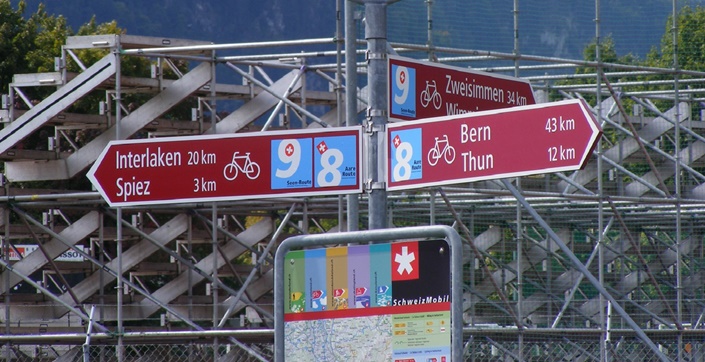 Wegweiser auf der Aare-Route nach Interlaken, Spiez, Bern und Thun.