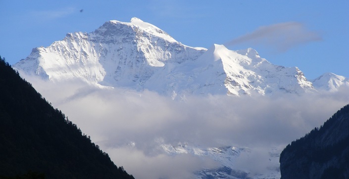 Schneebedeckte Alpengipfel.