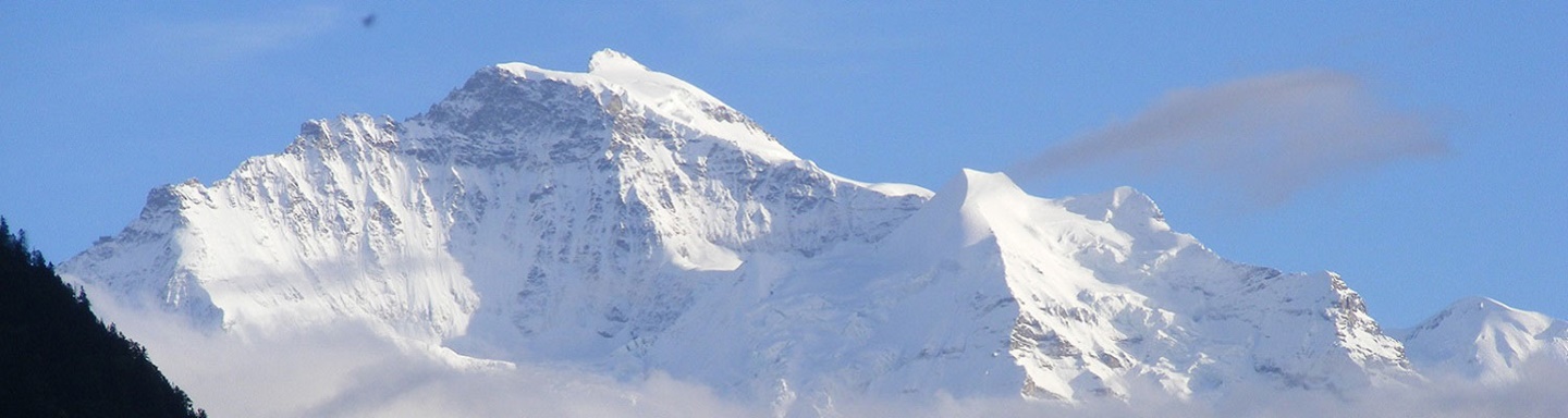 Majestätischer schneebedeckter Alpengipfel.