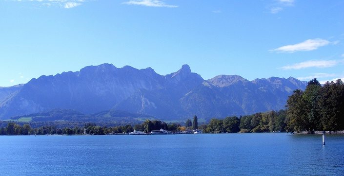 Blick auf den Thuner See und die dahinter liegende Bergkette.