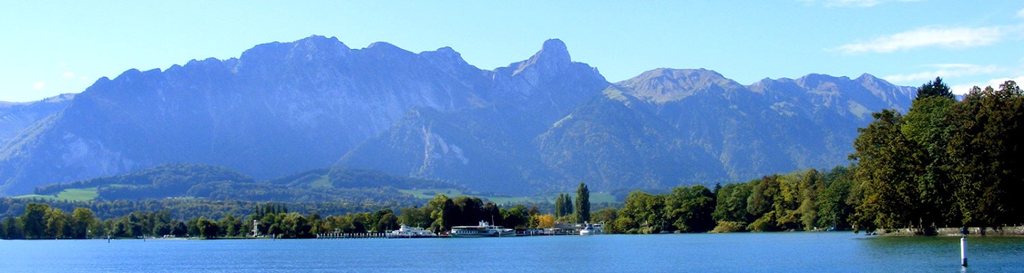 Der Thunersee vor einem beeindruckenden Bergpanorama.