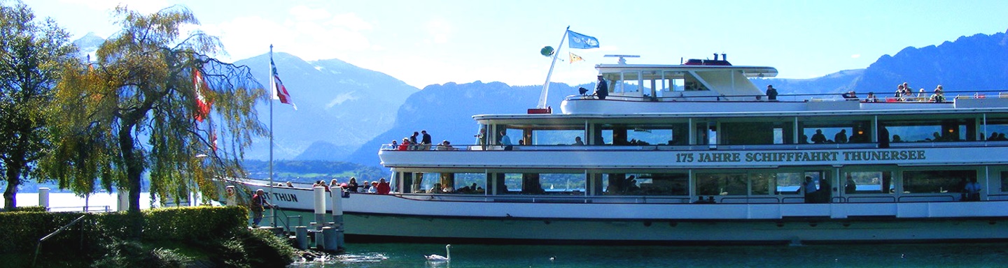 Das Passagierschiff "Thun" an einer Anlegestelle des Thunersees.