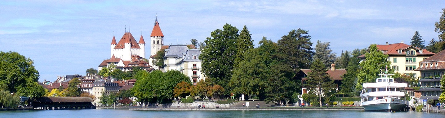 Blick auf Thun am Ufer des gleichnamigen Sees.