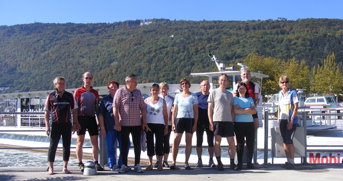 Reisegruppe vor dem Brienzer See