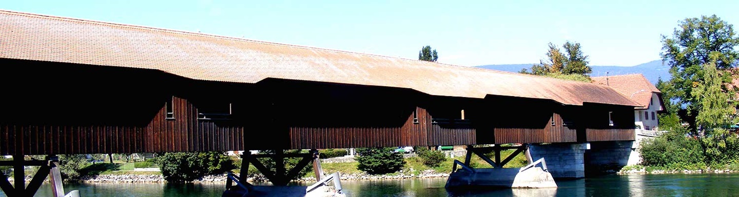 Gedeckte Holzbrücke über die Aare.