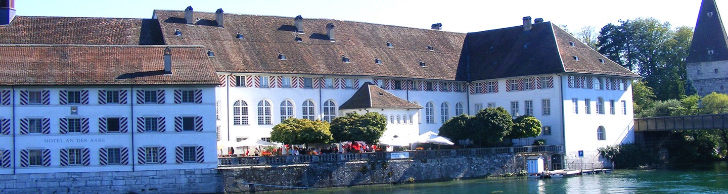 Das Hotel an der Aare in Solothurn, rechts im Hintergrund der Krumme Turm.