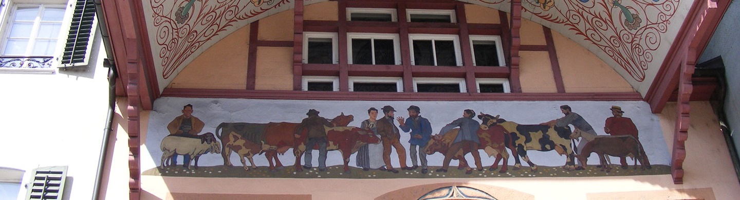 Fassade der Alten Schaal in Aarau mit typisch bemaltem Dachhimmel (Ründe) und darunterliegendem Gemälde.