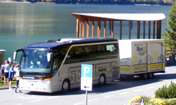 Reisebus erwartet die Teilnehmer einer Gruppenreise zur Abfahrt