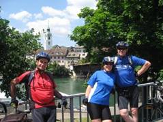 Radlergruppe auf einer Brücke