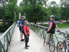 Radler auf einer Brücke.