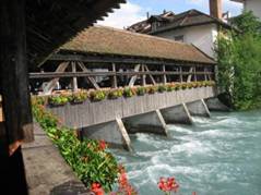 Überdachte Holzbrücke über die Aare bei Thun.