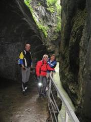 Radlergruppe erkundet die spektakuläre Aare-Schlucht zu Fuß