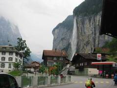 Das Dörfchen Mürren im Nebel.