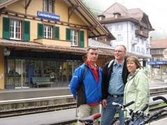 Radlergruppe vor dem Bahnhof von Lauterbrunnen an der Aare-Route