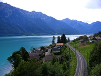 Blick auf die majestätisch zwischen einer Bergkette und einem Dorf dahinfließende Aare