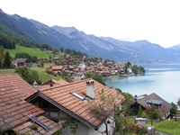 Blick auf das Chaletdorf Brienz am Ufer des gleichnamigen Sees