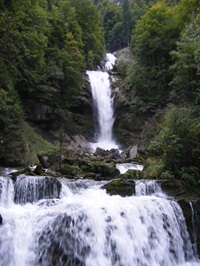 Die Gießbachfälle bei Iseltwald direkt von der Aare-Route aus gesehen