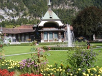 Das Casino von Interlaken inmitten seines prächtigen, von bunten Blumen und herrlichen Wasserspielen geprägten Gartens