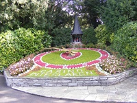 Blumenschmuck in Form einer Blumenuhr im Garten des Casinos von Interlaken