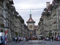 Die Kramgasse in Bern mit dem Zeitglockenturm