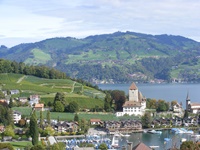 Blick auf das idyllisch am Ufer des Thunersees gelegene und von sattgrünen Weinbergen eingerahmte Spiez