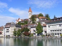 Blick auf die über dem Thunersee gelegene Stadtkirche von Thun