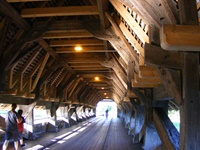 Innenansicht der Dachkonstruktion einer gedeckten Holzbrücke über die Aare