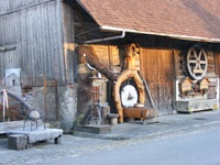 Originelles Stilleben aus Holz und anderen Naturmaterialien in einem Dorf an der Aare-Route