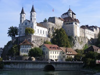 Die hoch über der Stadt thronende Festung Aarburg mit der charakteristisch weißen, doppeltürmigen Kirche