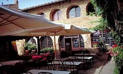Eine im typisch toskanischen Stil erbaute Osteria erwartet die hungrigen und durstigen RadlerInnen