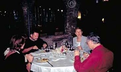 Radreisegruppe beim Abendessen im Restaurant eines Hotels